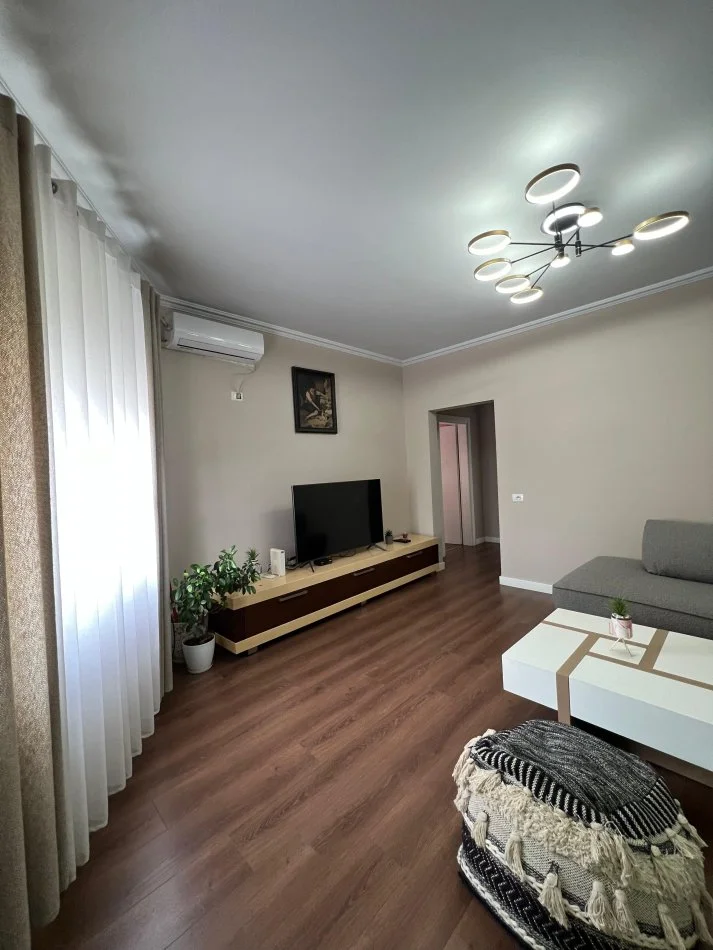 Tirane, jepet me qera apartament 2+1 Kati 3, 100 m² 400 € (Rruga e Thesarit)