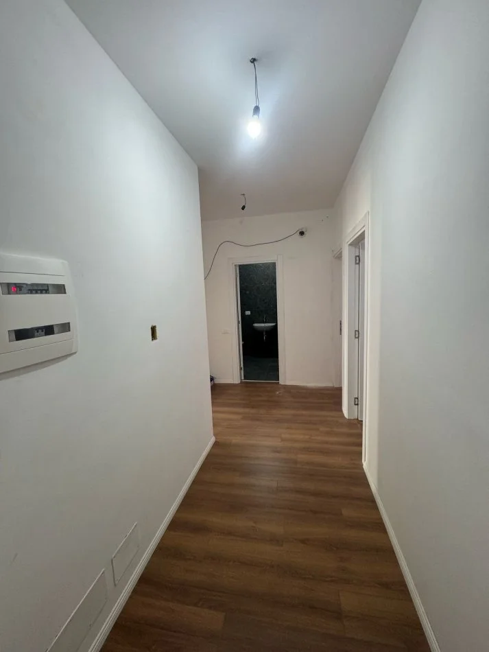 Tirane, jepet me qera apartament 2+1+Ballkon , 95 m² 750 € (PALLATET ARLIS, farmacia 10!)