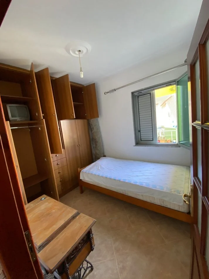 Tirane, jepet me qera 2+1+Ballkon Kati 3, 65 m² 400 € (pran restorant Freskut)