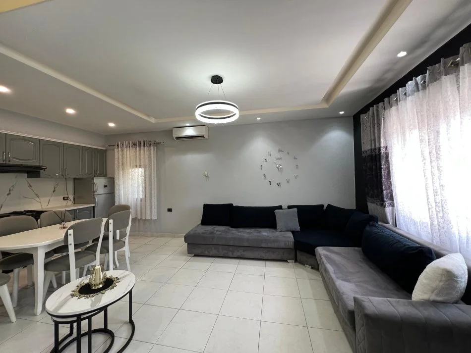 Tirane, jepet me qera shtepi 1+1 Kati 1, 90 m² 600 € 