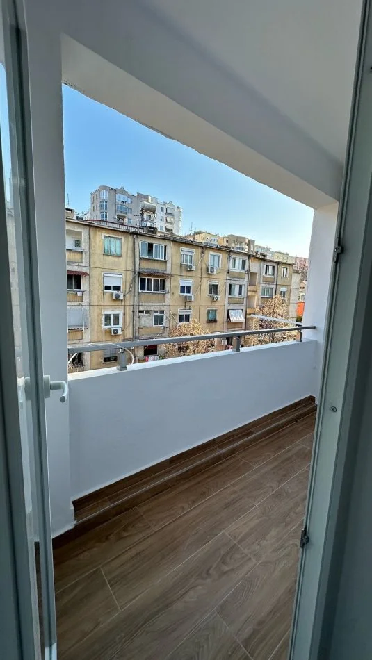 Tirane, shitet apartament 2+1+Ballkon Kati 4, 75 m² 148.000 € (Rr Kavajes)