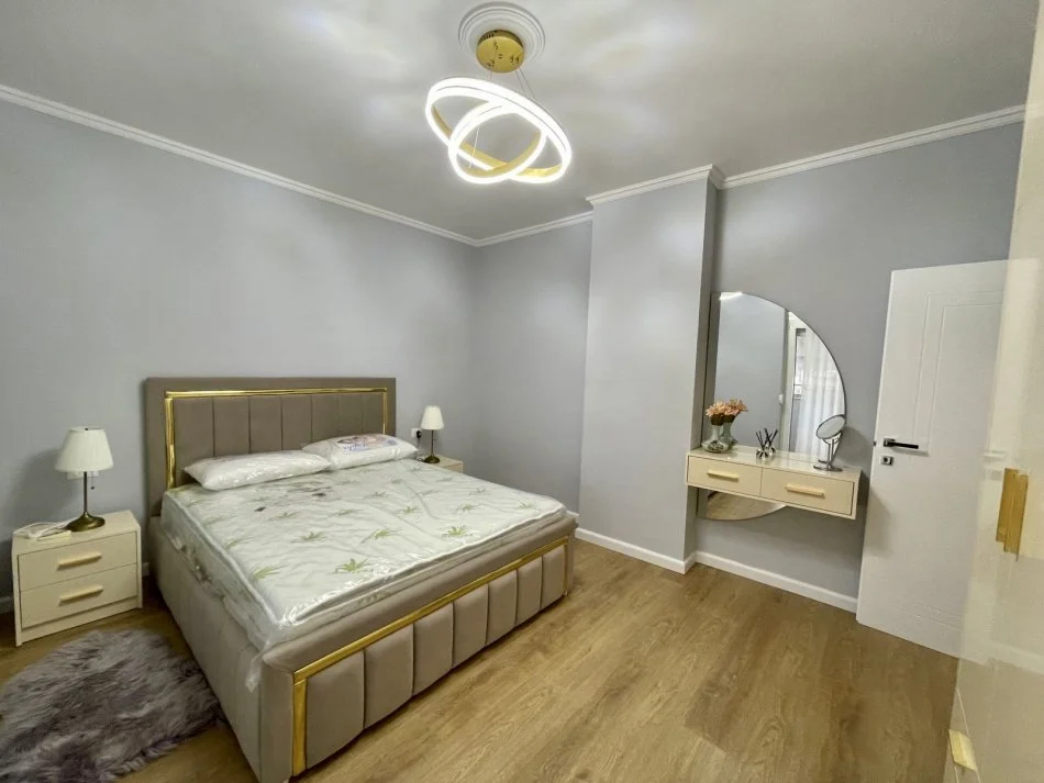 Tirane, jepet me qera apartament 2+1+Aneks+Ballkon, Kati 4, 120 m2 800 € (Zogu i Zi)