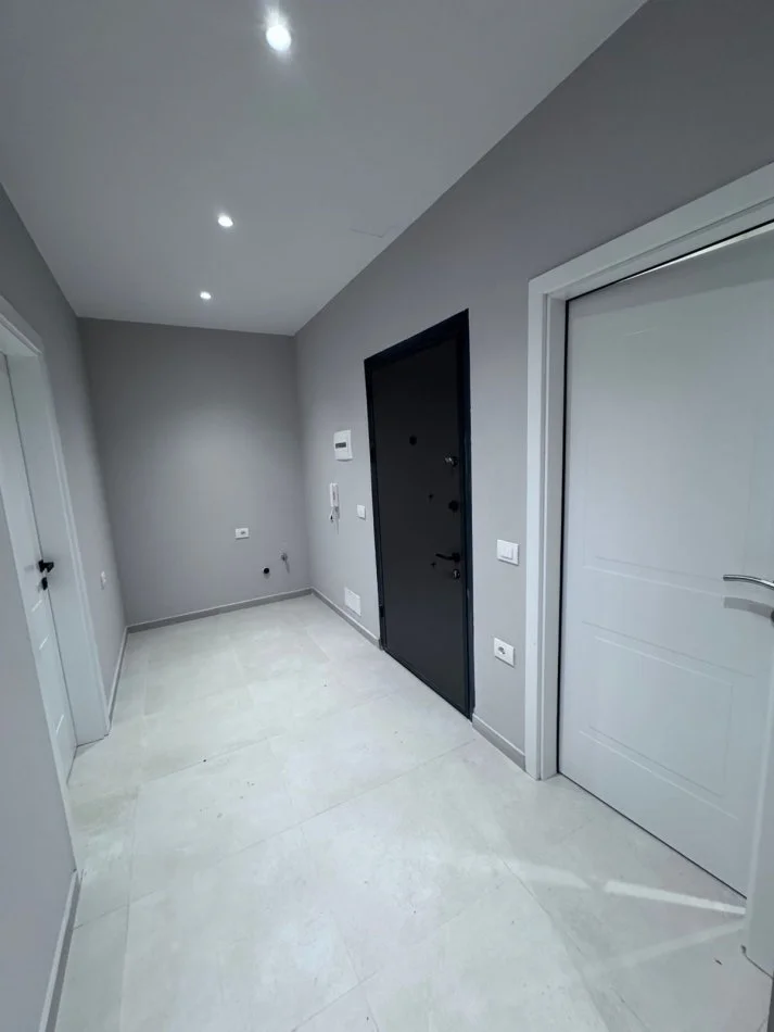 Tirane, jepet me qera apartament 1+1+Ballkon Kati 7, 70 m² 400 € (Rruga 5 maji)