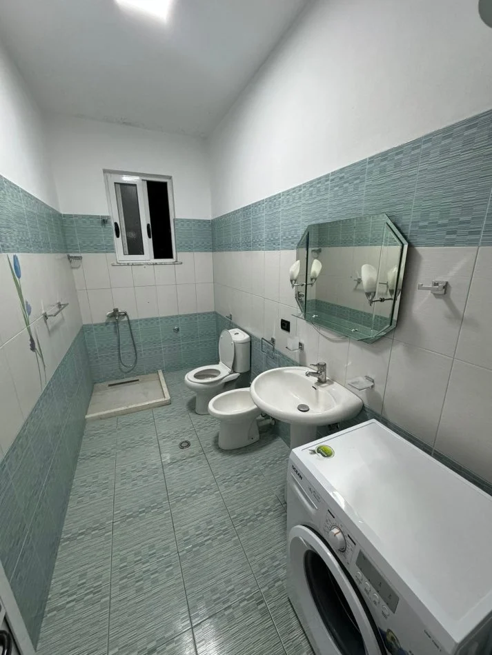 Tirane, jepet me qera apartament 1+1+Ballkon Kati 4, 90 m² 500 € (rruga 5 Maj)