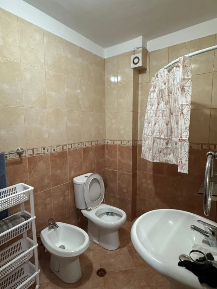 Tirane, jepet me qera apartament 1+1 Kati 3, 70 m² 500 € (Ambasada Amerikane)