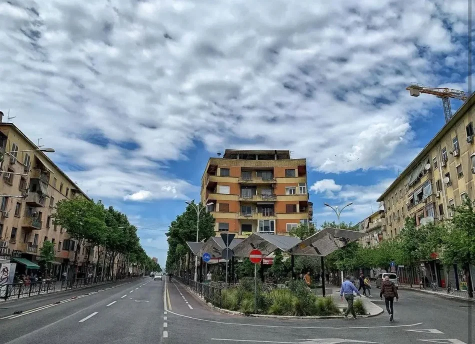 Tirane, jepet me qera zyre Kati 3, 52 m² 600 € (Kafe Flora)