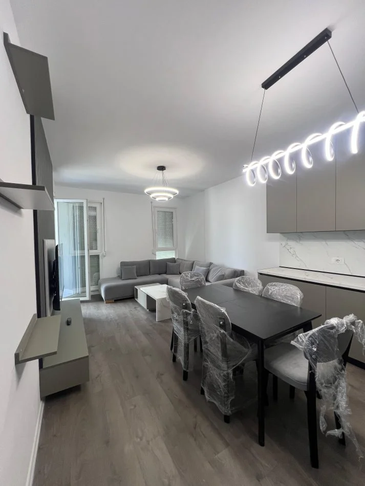 Tirane, jepet me qera apartament 2+1+Ballkon Kati 3, 100 m² 600 € 