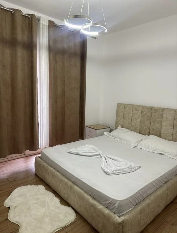 Tirane, jepet me qera apartament 1+1+Ballkon Kati 3, 65 m² 600 € (Sheshi Willson)