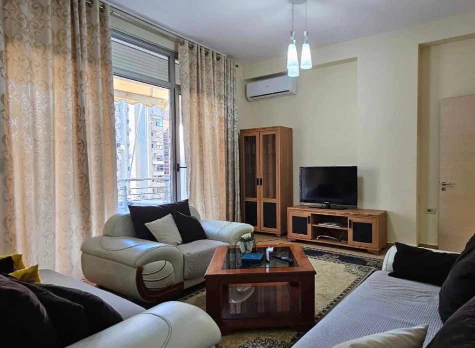Tirane, jepet me qera apartament 3+1+Ballkon Kati 2, 1.400 € (tek Nobis)
