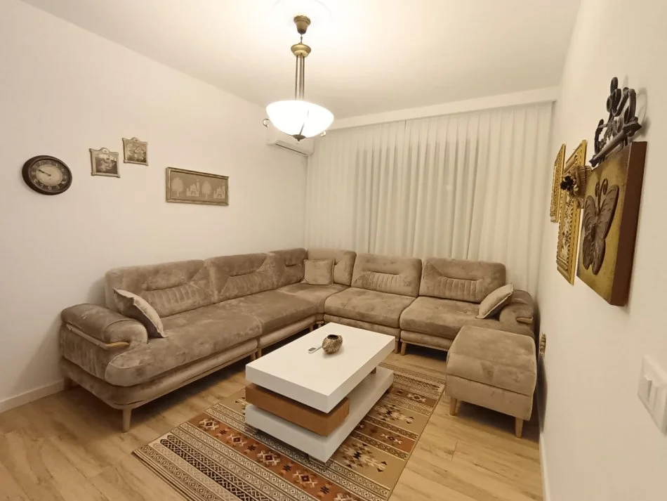 Tirane, jepet me qera apartament 3+1+Aneks+Ballkon Kati 3, 100 m² 600 € (Rruga Karl Gega , Stacioni i Trenit prane mullirit te vjeter)