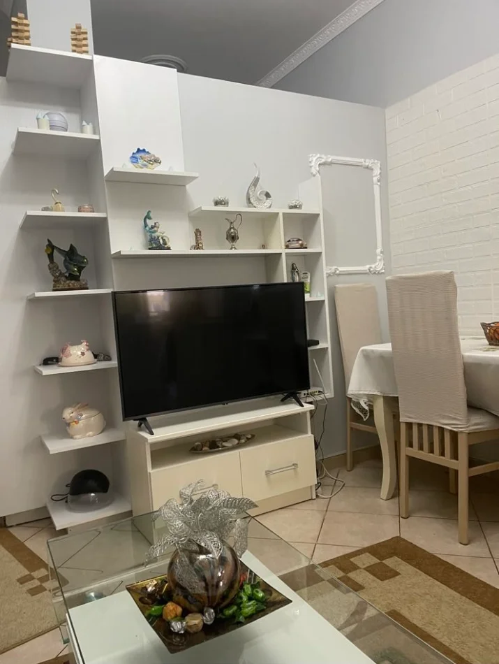 Tirane, jepet me qera apartament 1+1 Kati 3, 80 m² 490 € (21 Dhjetori, Rruga e Kavajes)