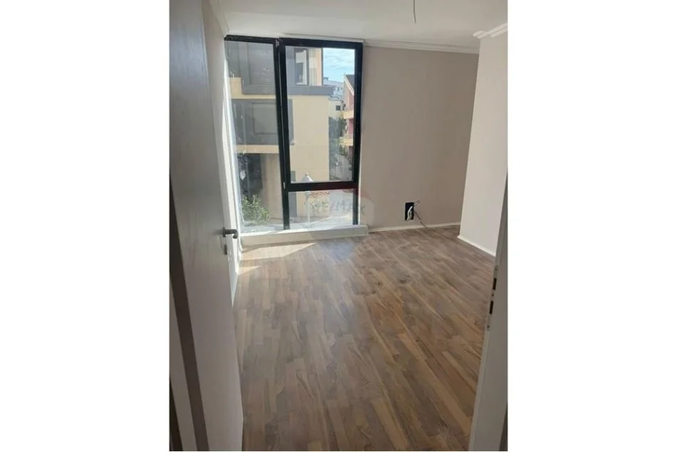 Tirane, jepet me qera zyre Kati 0, 108 m² 1.200 € (Pazari i Ri, Rruga Tefta Tashko, 9-Kateshet, Tirane.)