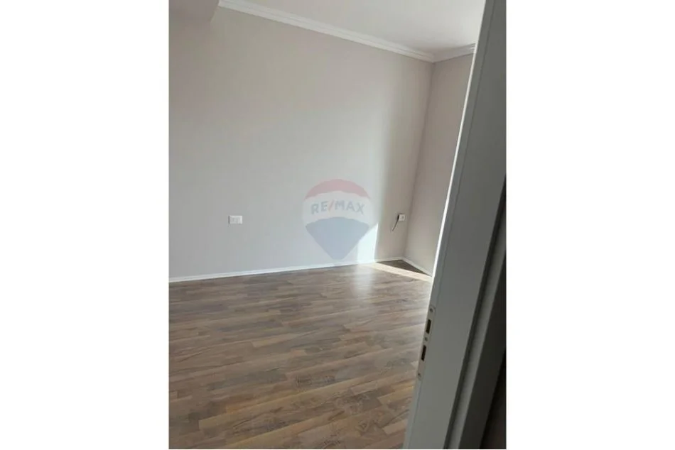 Tirane, jepet me qera zyre Kati 0, 108 m² 1.200 € (Pazari i Ri, Rruga Tefta Tashko, 9-Kateshet, Tirane.)