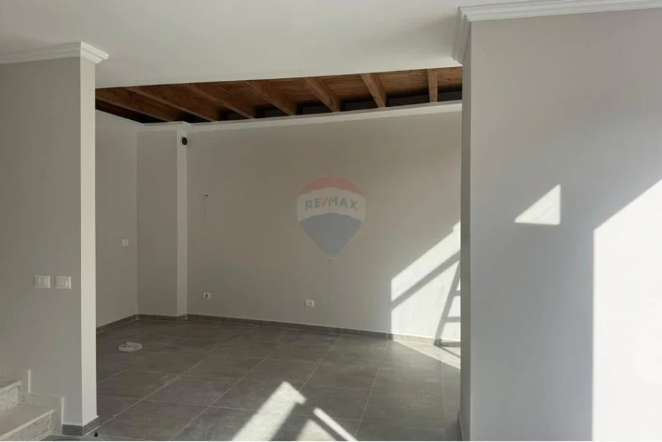 Tirane, jepet me qera zyre Kati 0, 108 m² 1.200 € (Pazari i Ri, Rruga Tefta Tashko, 9-Kateshet, Tirane.)