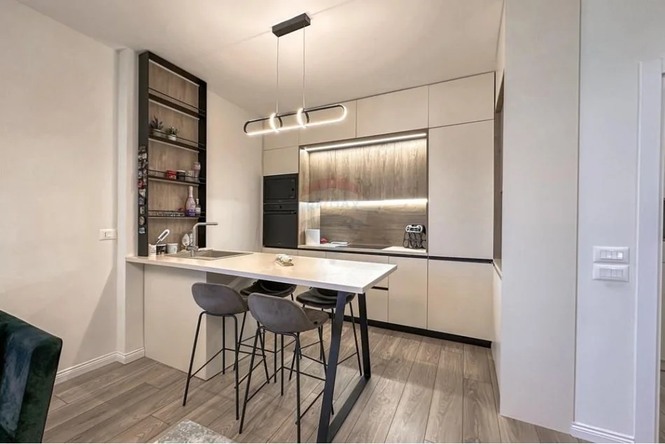 Tirane, jepet me qera apartament 2+1+Aneks+Ballkon Kati 7, 105 m² 1.000 € (Rruga e Kavajes)