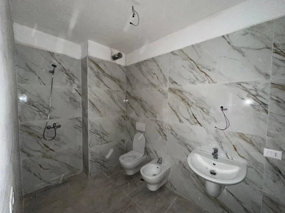 Tirane, jepet me qera apartament 1+1 Kati 2, 88 m² 530 € (Rruga Qemal Stafa)