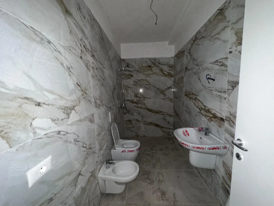 Tirane, jepet me qera apartament 1+1 Kati 2, 81 m² 500 € (Rruga Qemal Stafa)