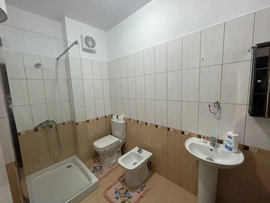 Tirane, jepet me qera apartament 3+1+Ballkon Kati 5, 120 m² 70.000 leke (Rr. Zoja Curre)