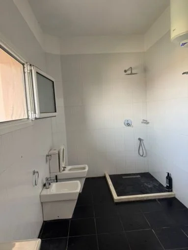 Tirane, jepet me qera apartament 2+1 Kati 2, 150 m² 450 € (Rruga Neco Muko)