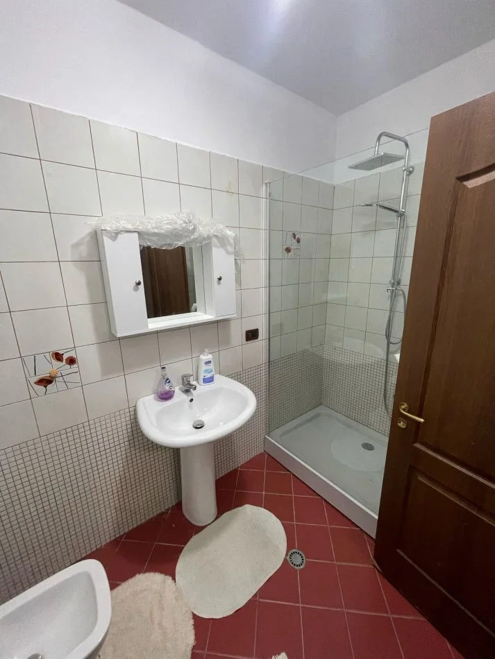 Tirane, jepet me qera apartament 3+1+Ballkon Kati 5, 120 m² 70.000 leke (Rr. Zoja Curre)