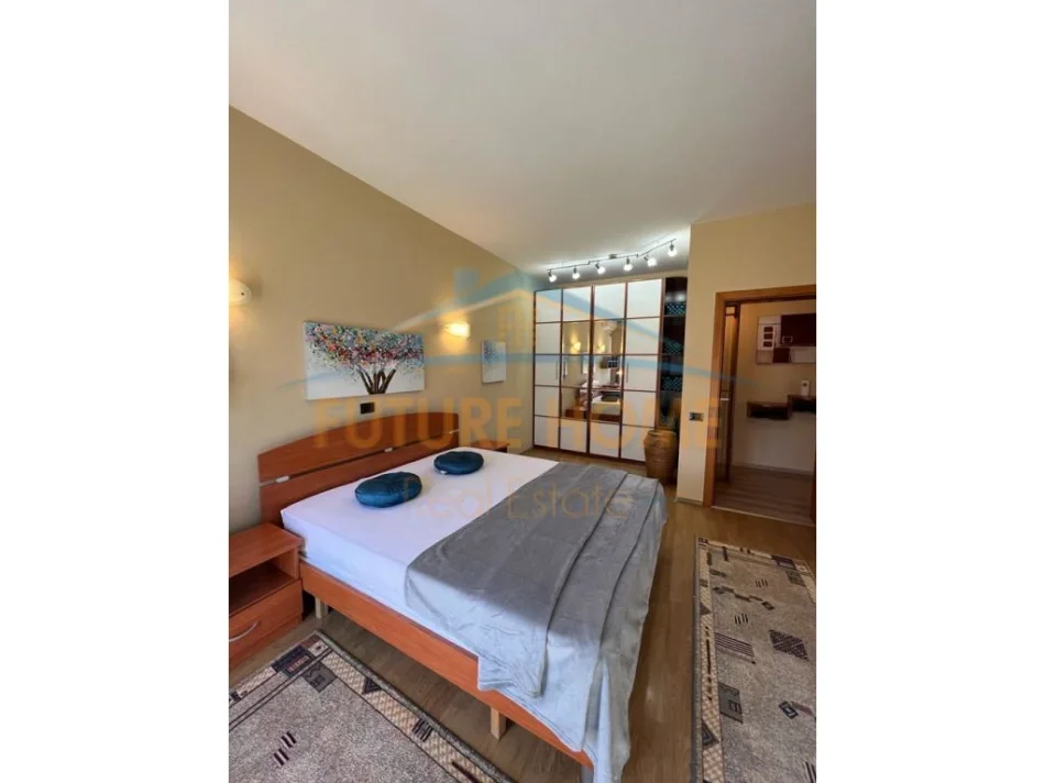 Tirane, jepet me qera apartament 1+1+2 Kati 3, 104 m² 600 € (RRUGA E BARRIKADAVE)