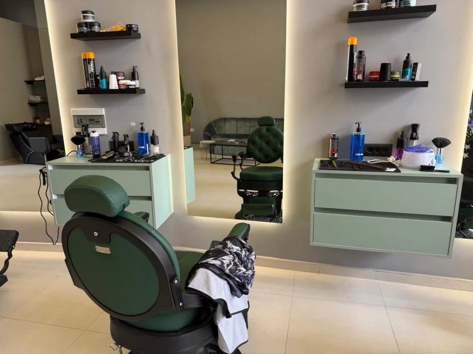 Tirane, Shitet Biznesi , Barber Shop , Kati 0, (PAZARI I RI)