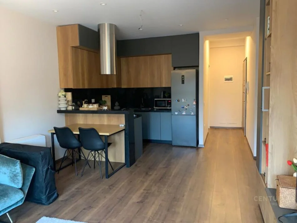 Tirane, jepet me qera apartament 2+1+Ballkon Kati 4, 101 m² 900 € (Rruga e Barrikadave)