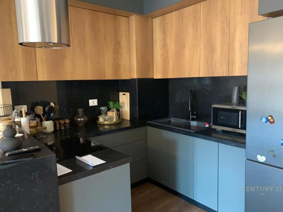 Tirane, jepet me qera apartament 2+1+Ballkon Kati 4, 101 m² 900 € (Rruga e Barrikadave)