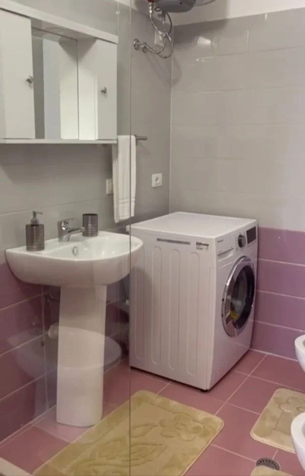 Durres, jepet me qera apartament 2+1+BLK Kati 3, 100 m²Qender Durres (Perballe Postes Shqipetare, Pallati Rajfig)