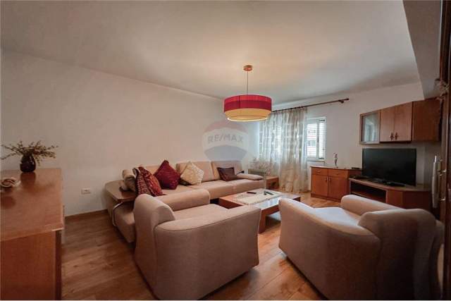 Tirane, jepet me qera apartament 2+1 Kati 2, 120 m² 900 Euro (Bllok)