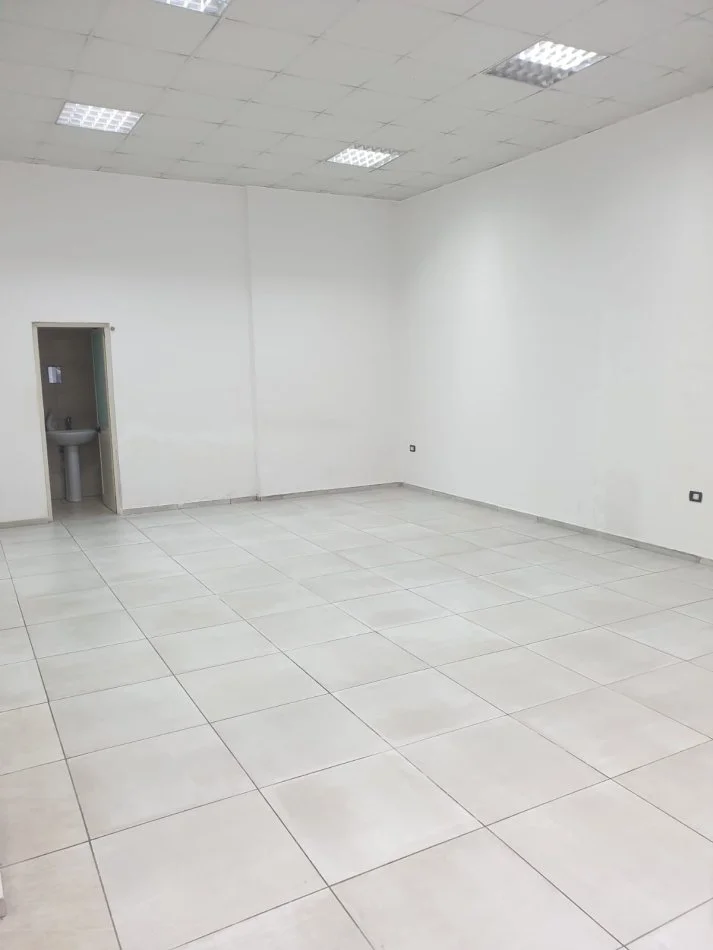 Tirane, jepet me qera dyqan Kati 0, 55 m² 450 € (Pallatet Cabej)