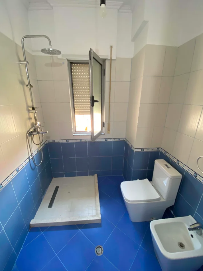 Tirane, Qera- Super apartament 2+1+2+2 Ballkon2 Kati 4, 120 m² 80.000 leke (Liqeni i Thate)