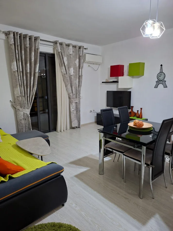 Tirane, jepet me qera apartament 2+1 Kati 4, 450 € (Bulevardi Migjeni, ngjitur me grand galery)