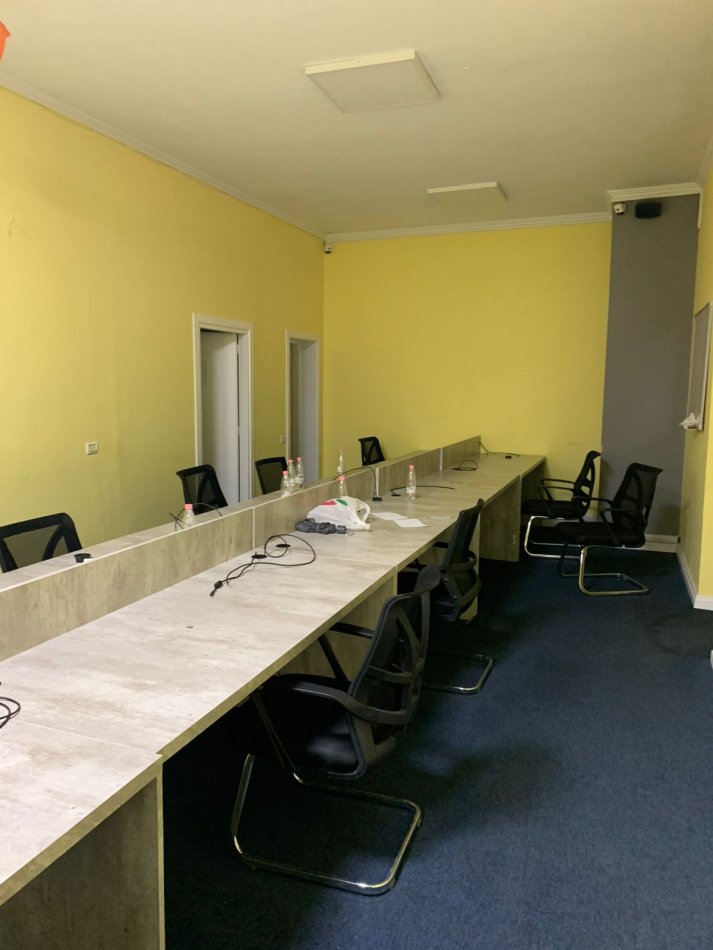 Tirane, jepet me qera zyre Kati 0, 200 m² 2.500 € (Bllok)
