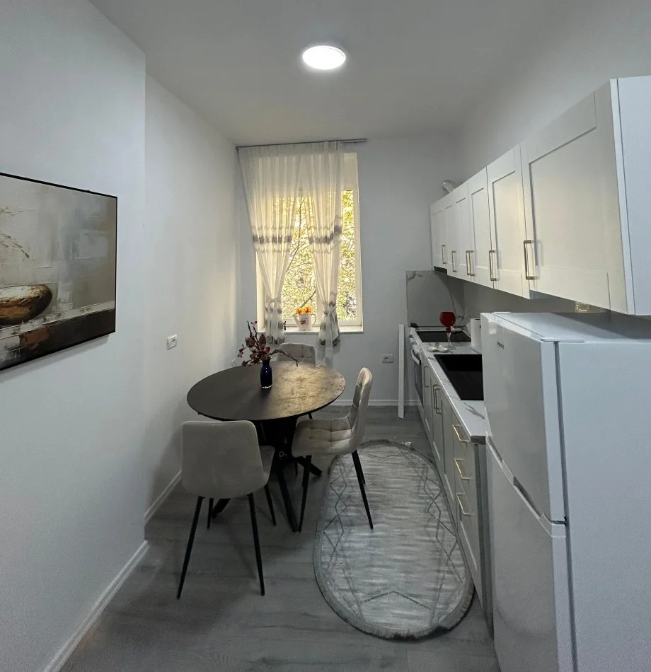 Tirane, jepet me qera apartament 2+1+Aneks+Ballkon Kati 3, 100 m² 800 € (Ish- Ekspozita)