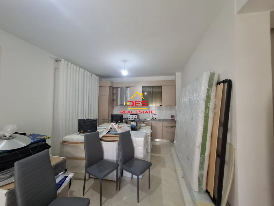 Vlore, jepet me qera apartament 1+1+Ballkon Kati 1, 75 m² 400 € (Rruga Çamëria)