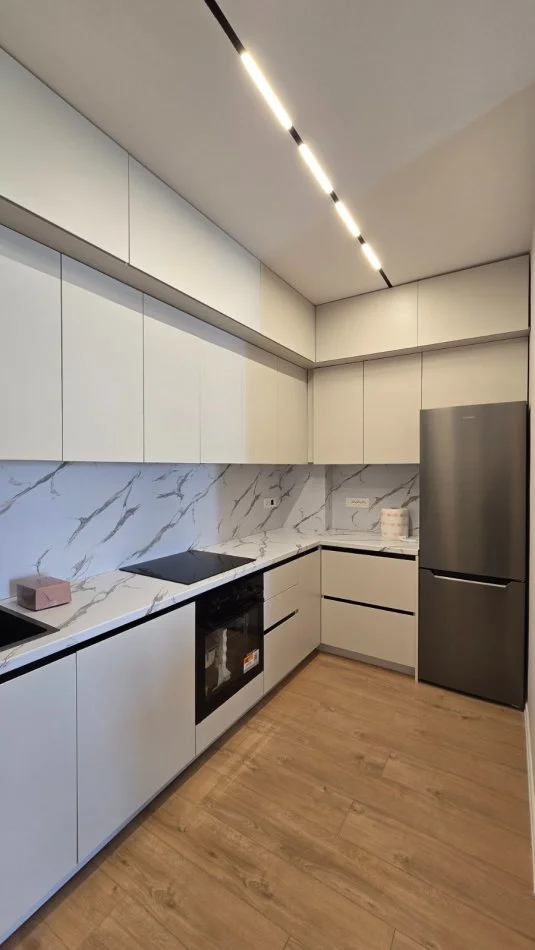 Tirane, jepet me qera apartament 2+1+Ballkon Kati 6, 800 € (Ish-Fusha Aviacionit)