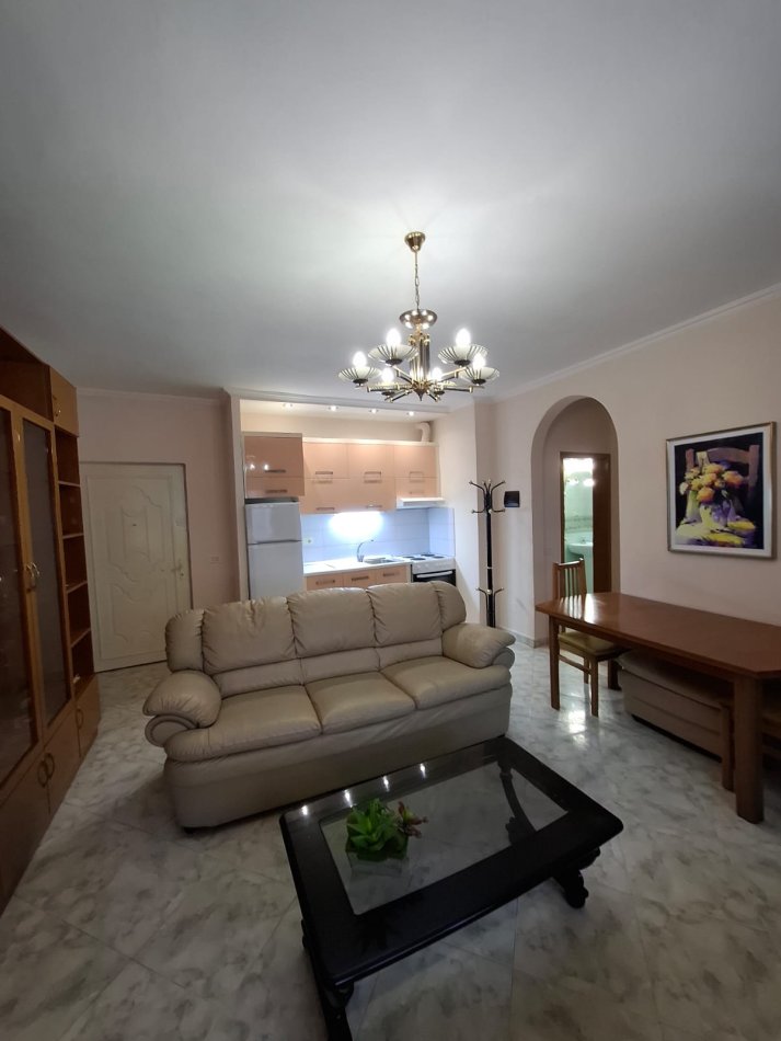 Tirane, jepet me qera apartament 1+1+Ballkon Kati 3, 65 m² 550 € (Komuna e Parisit)