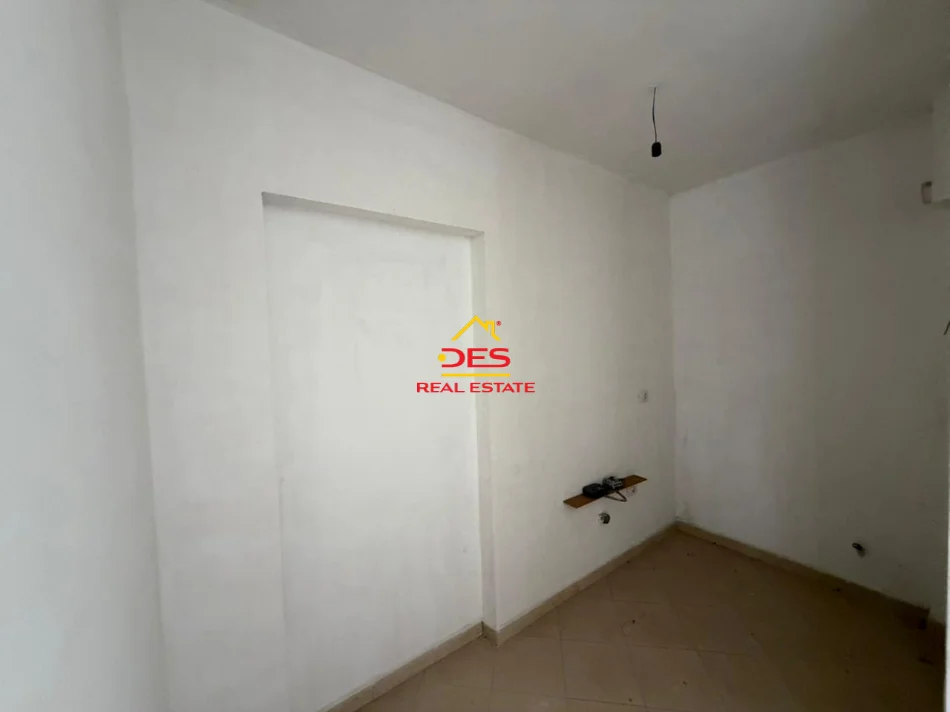 Vlore, shitet apartament 2+1+Ballkon Kati 3, 82 m² (Rruga Sazani)