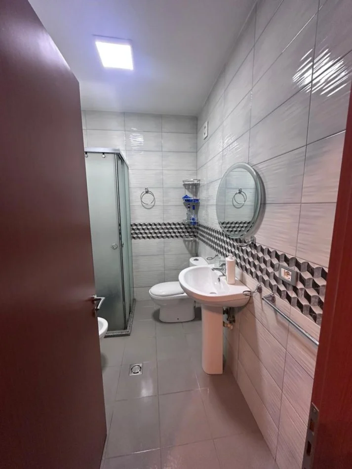 Tirane, jepet me qera apartament 1+1+Ballkon Kati 2, 65 m² 500 € 