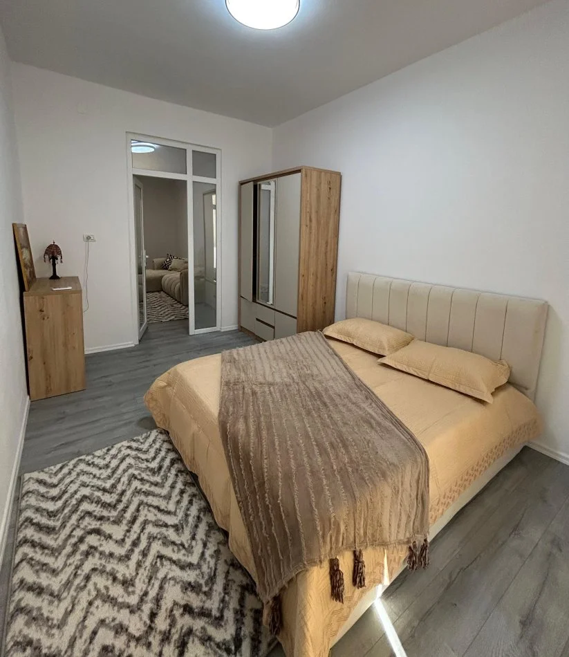 Tirane, jepet me qera apartament 2+1+Aneks+Ballkon Kati 3, 100 m² 800 € (Ish- Ekspozita)