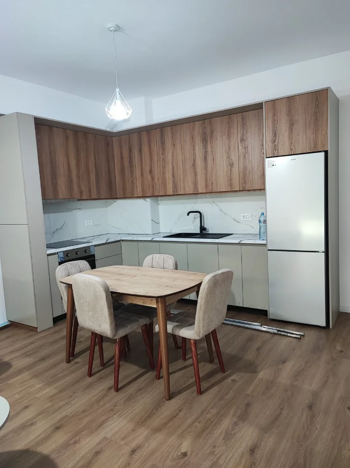 Tirane, jepet me qera apartament 2+1+Ballkon Kati 4, 100 m² 500 € (Ali Demi)