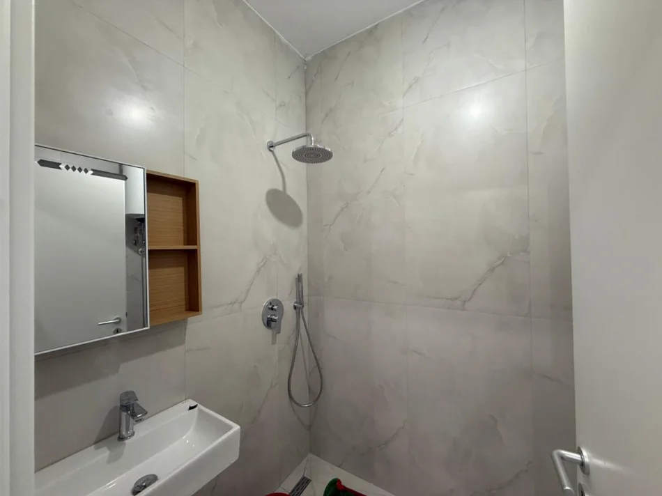 Tirane, jepet me qera apartament 1+1 Kati 2, 40 m² 400 € (Rezidenca OXA)