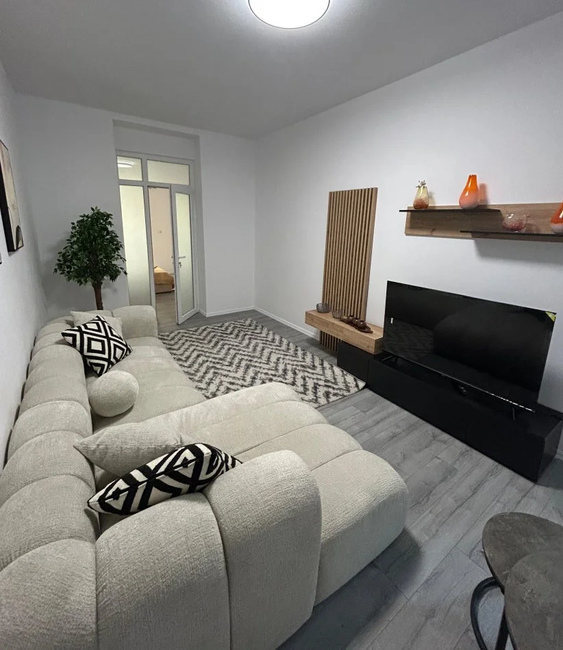 Tirane, jepet me qera apartament 2+1+Aneks+Ballkon Kati 3, 100 m² 800 € (Ish- Ekspozita)