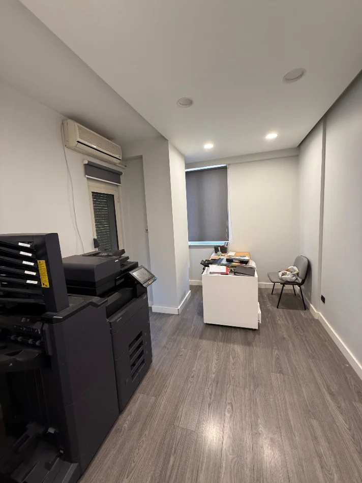 Tirane, jepet me qera zyre Kati 5, 90 m² 700 € (ish ekspozita)