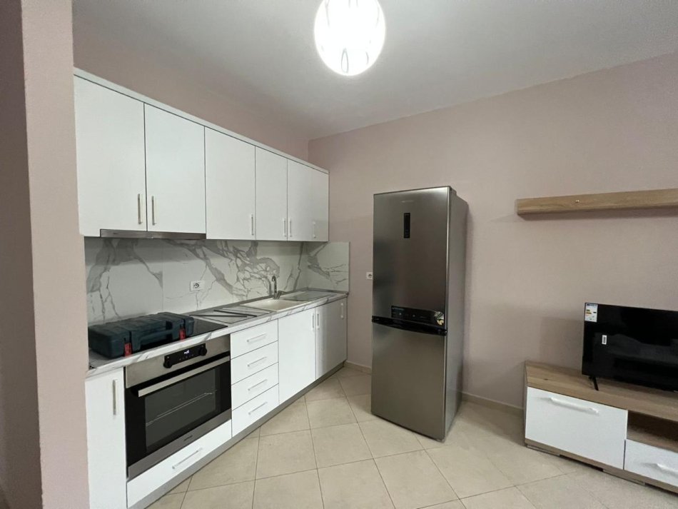 Tirane, jepet me qera 2+1 Kati 3, 80 m² 650 € (rruga 5 maji)