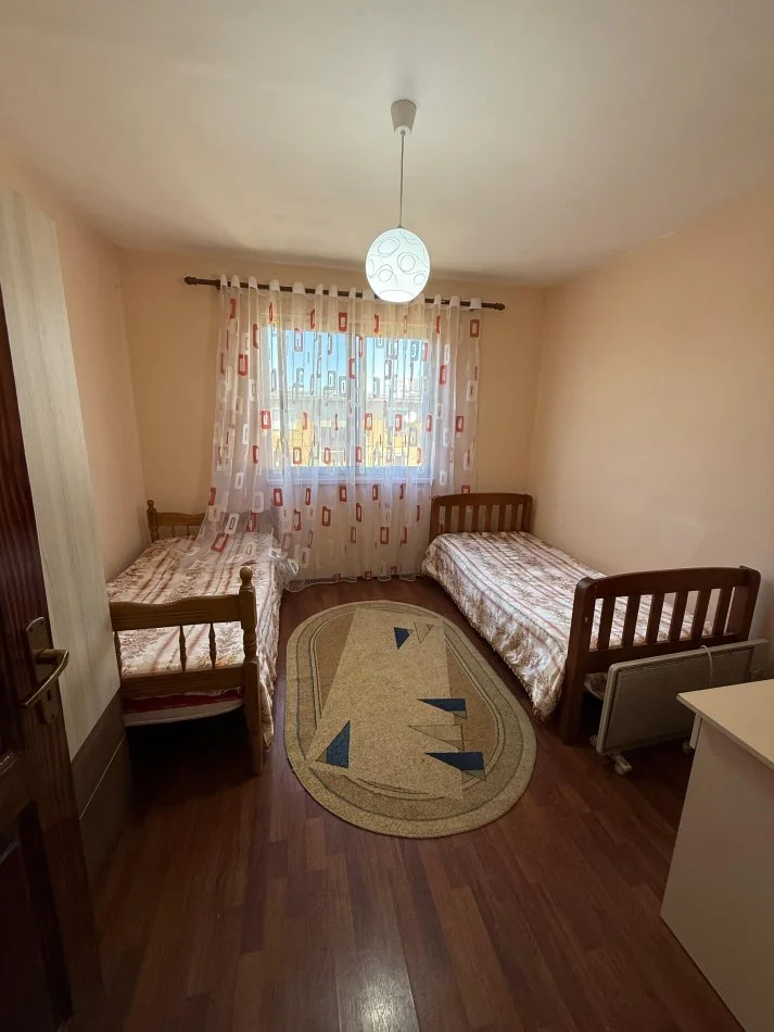 Tirane, jepet me qera apartament 2+1+Ballkon Kati 5, 75 m² 450 € (Rruga e kavajes)