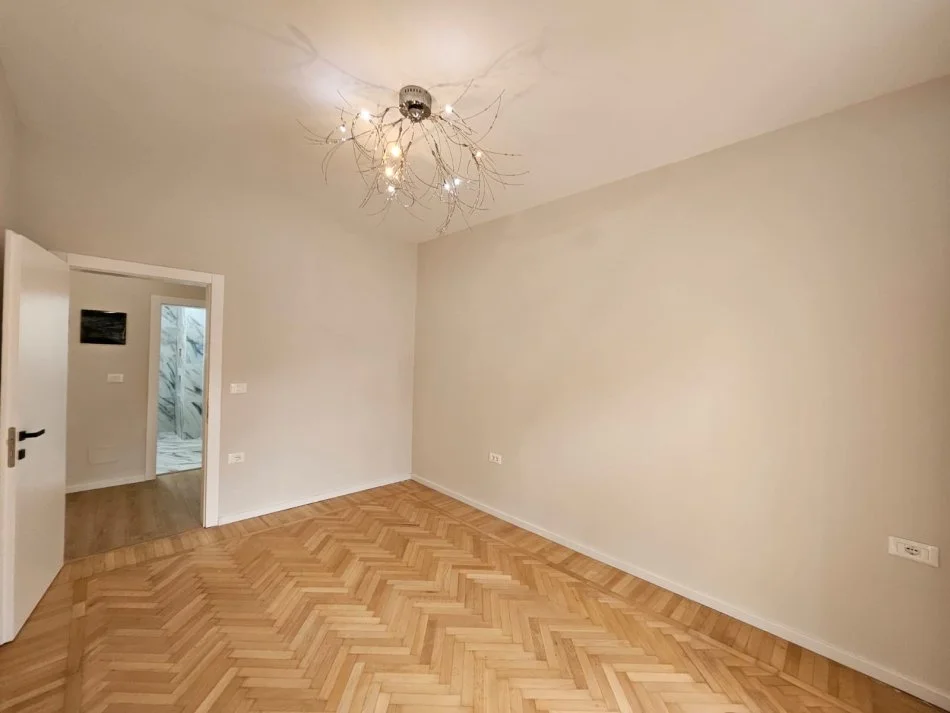 Tirane, jap me qera ambjent biznesi Kati 2, 100 m² 1.000 € 