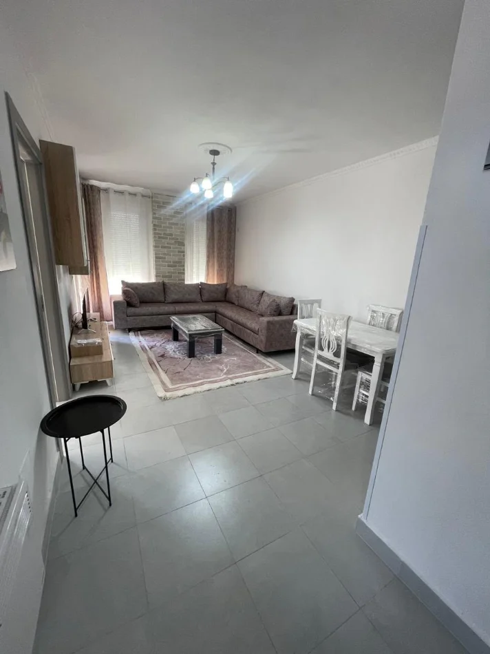 Tirane, jepet me qera apartament 2+1+Ballkon Kati 1, 100 m² 600 € (Prane Shkolles Tirana e Re)