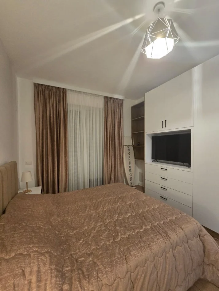 Tirane, jepet me qera apartament 2+1+Ballkon Kati 7, 104 m² 700 € (rruga 3 deshmoret)